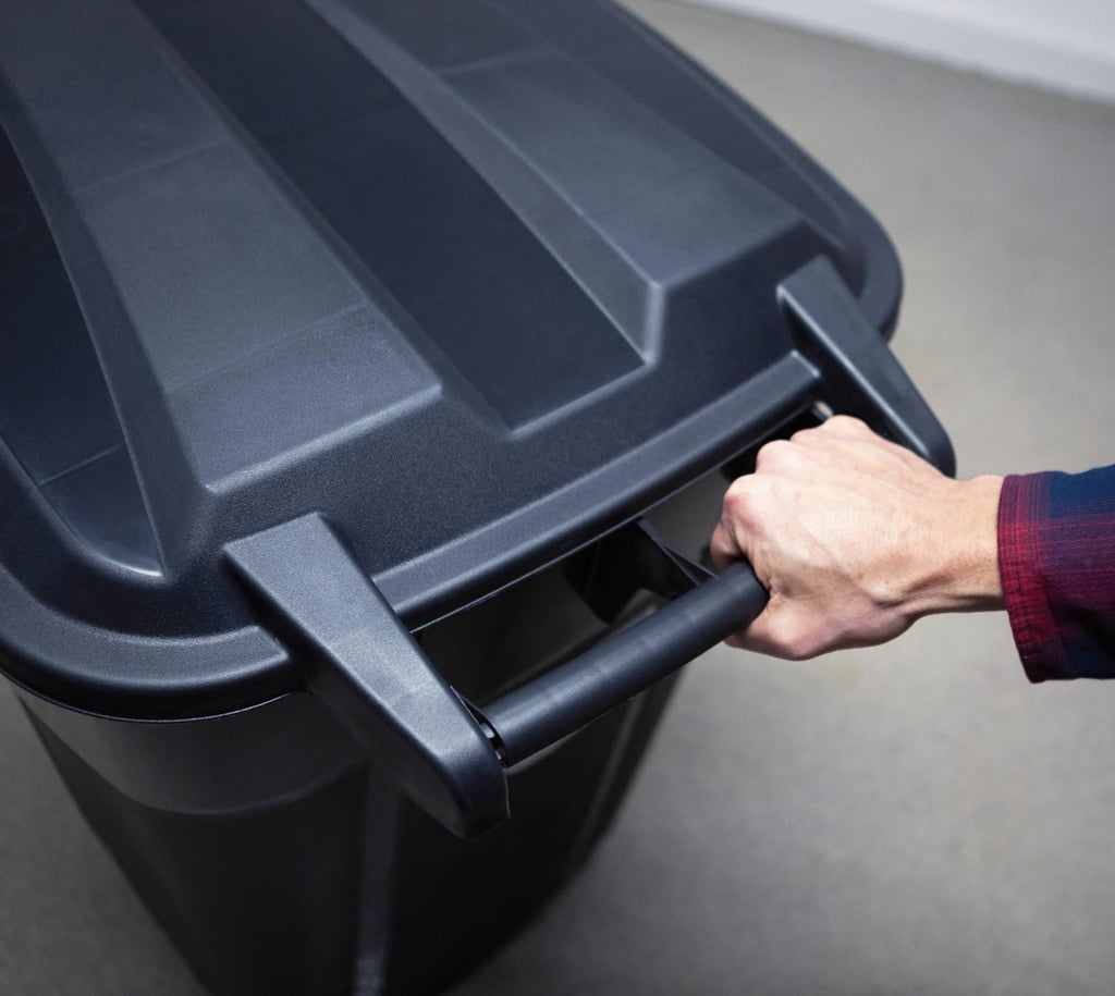 32 Gallon Black Plastic Garbage Can with Attached Lid Q510