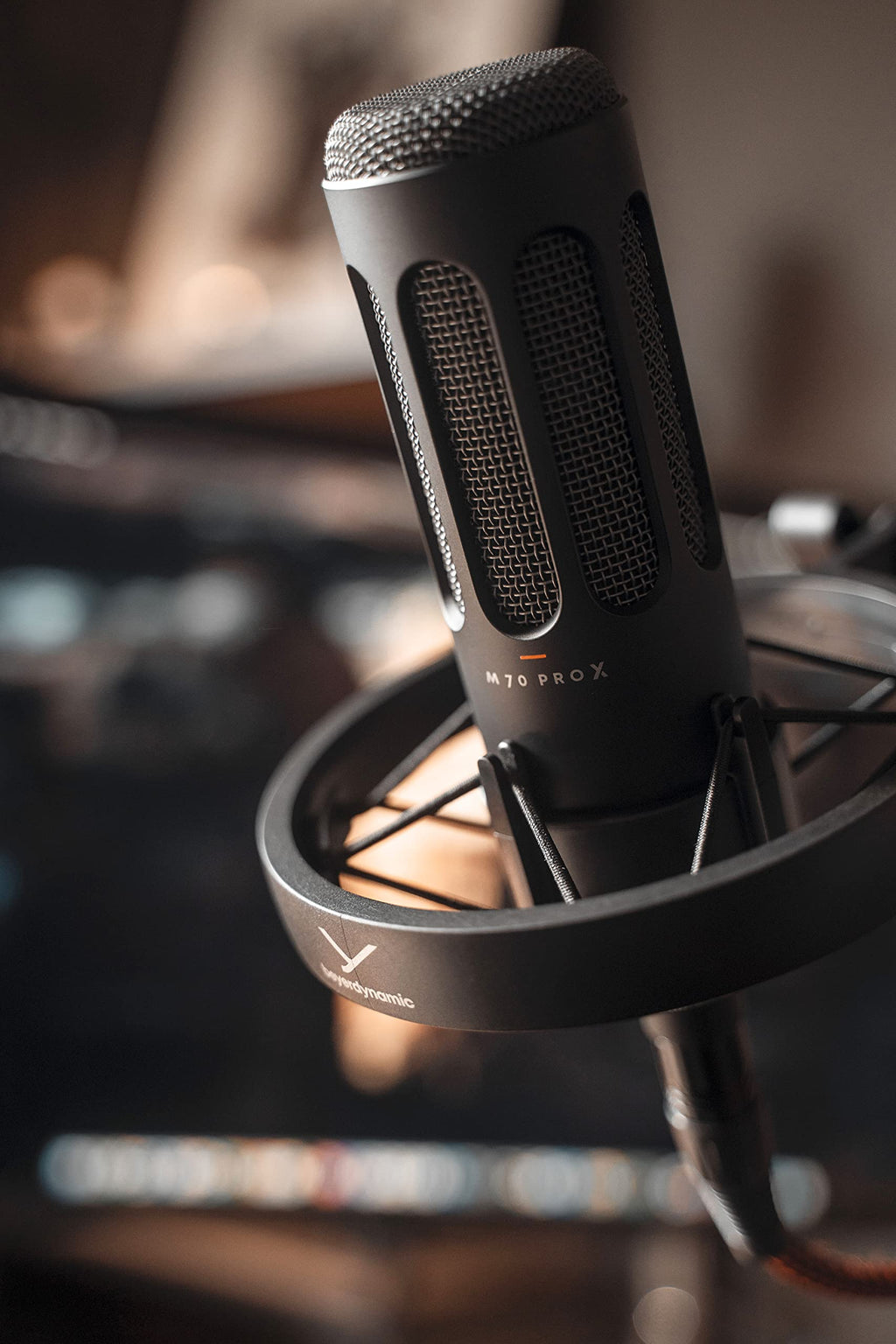 Dynamic Broadcast Microphone T702975