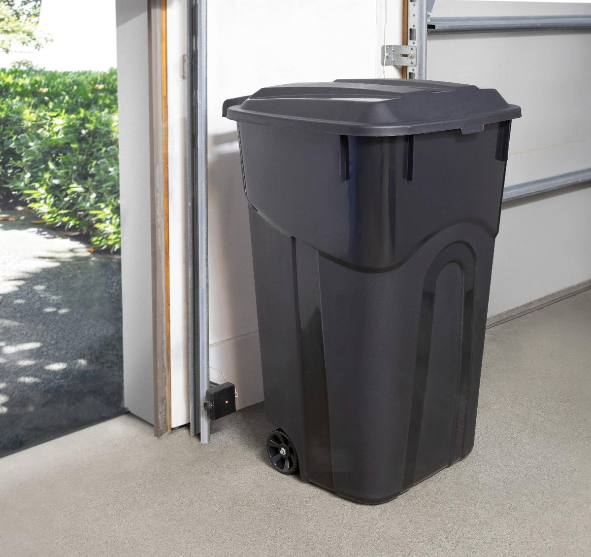 32 Gallon Black Plastic Garbage Can with Attached Lid Q510